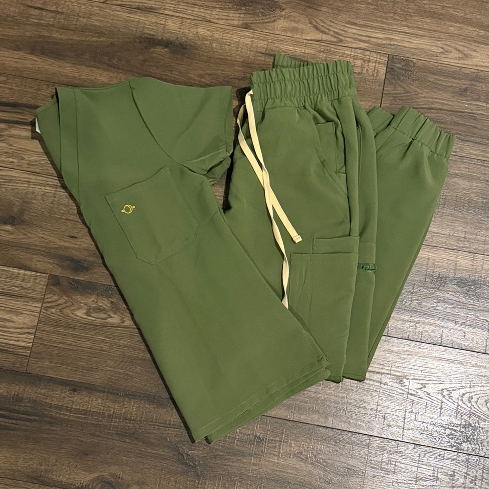 Luuna scrubs. XXS top and XS Regular bottoms.